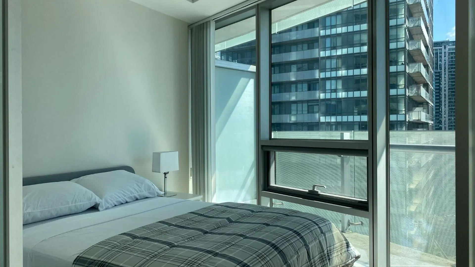 Downtown Deluxe Suite Toronto Apartment