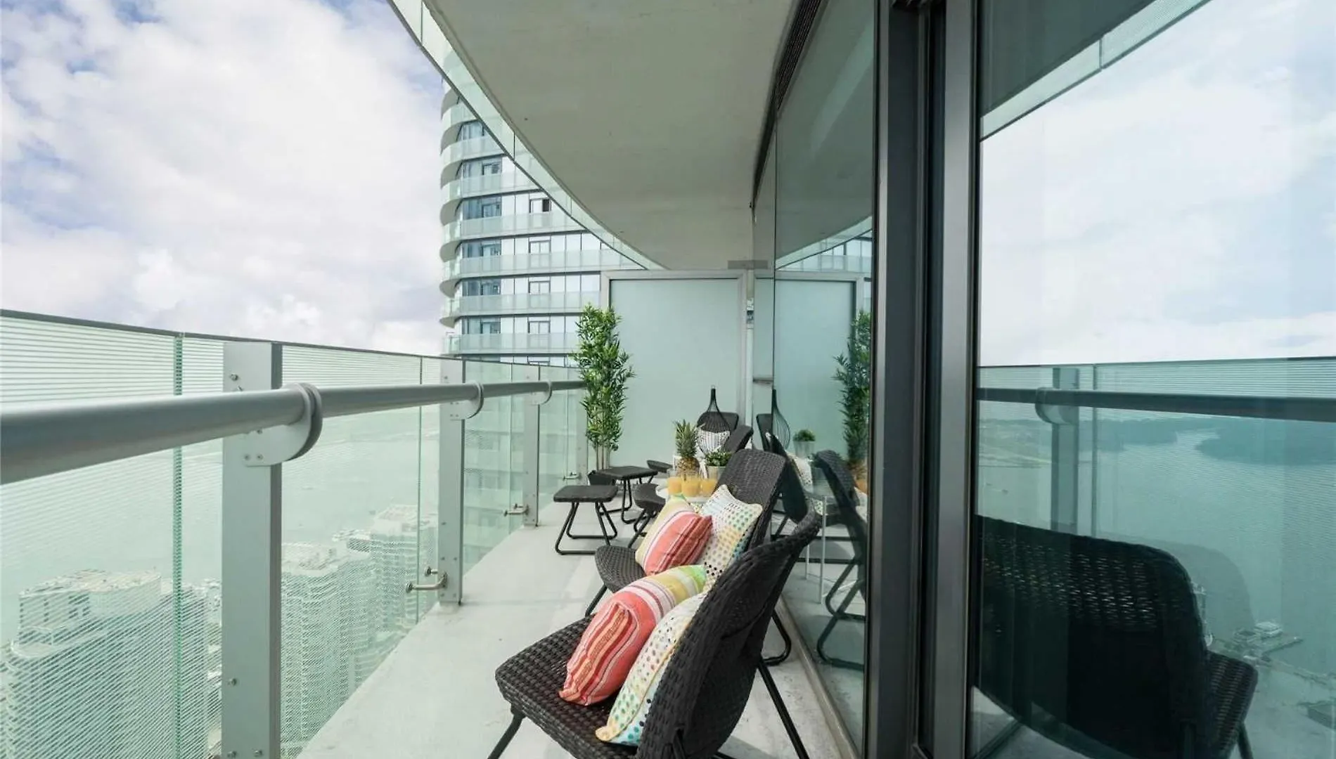 Downtown Deluxe Suite Toronto Apartment